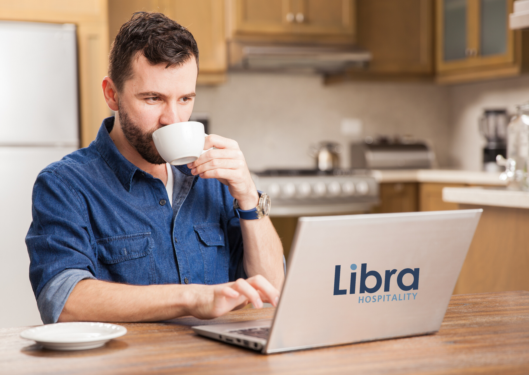 Удаленная работа. Работа удаленно на дому мужчинам. Офисный работник на удаленке. Удаленная работа. Работа удаленно на дому мужчинам.